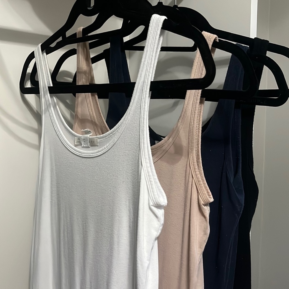 Hinge Scoop Neck Tank Top - Bundle Size Medium